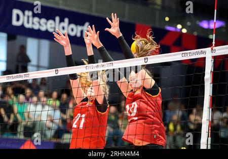 Dusseldorf/ Germania. 17/08/2023, blocco da sinistra a destra Camilla WEITZE (GER), Lena STIGROT (GER)), azione, difesa, Grecia (GRE) - Germania GER) 0: 3, il 17 agosto 2023 Campionati europei di pallavolo femminile, dal 15 agosto. - 03.09.2023 a Dusseldorf/ Germania. Foto Stock