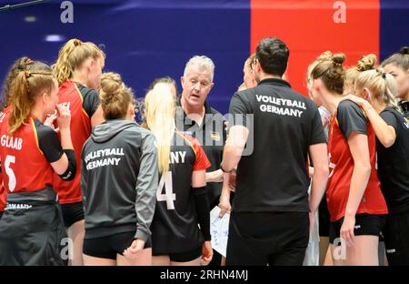 Dusseldorf/ Germania. 17/08/2023, Dusseldorf, Deutschland. 17 agosto 2023. Allenatore/Bundescoach Vital HEYNEN (GER) circondato dalla sua squadra dà istruzioni, Grecia (GRE) - Germania GER) 0:3, sui Campionati europei di pallavolo femminile 17.08.2023, dal 15.08. - 03.09.2023 a Dusseldorf/ Germania. Credito: dpa/Alamy Live News Foto Stock