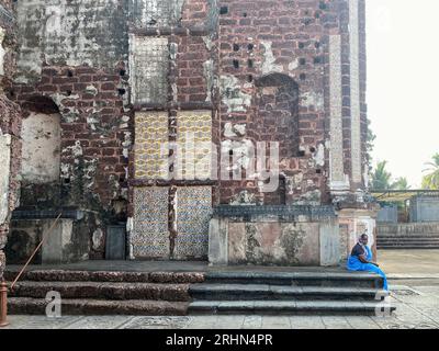 Old Goa, India - gennaio 2023: Bellissime piastrelle a mosaico su un muro tra le rovine dell'antica epoca portoghese St Monastero di Agostino nella Vecchia Goa. Foto Stock