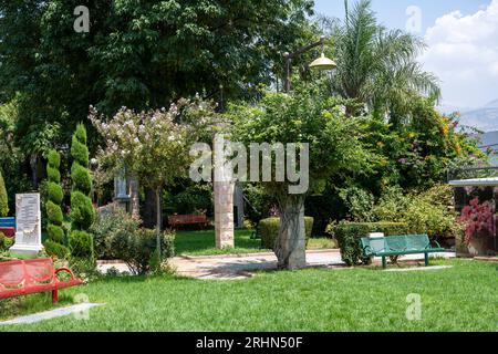 Il Giardino della Pace di Ghajar (in arabo: غجر, anche Rhadjar) è un villaggio arabo-alauita sul fiume Hasbani, al confine tra Libano e Israele Foto Stock