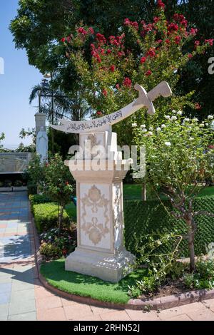 Il Sentiero della coesistenza nel Giardino della Pace di Ghajar (in arabo: غجر, anche Rhadjar), è un villaggio alauita-arabo questo percorso simboleggia i quattro reli locali Foto Stock