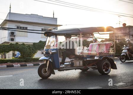 Bangkok, Thailandia - 17 gennaio 2023: Un uomo non identificato viene visto guidare un tuk-tuk per le strade di Bangkok, Thailandia. Foto Stock