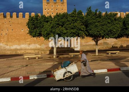 Nord Africa. Marocco. Taroudant. Un uomo che spinge un carro davanti alle mura della città Foto Stock