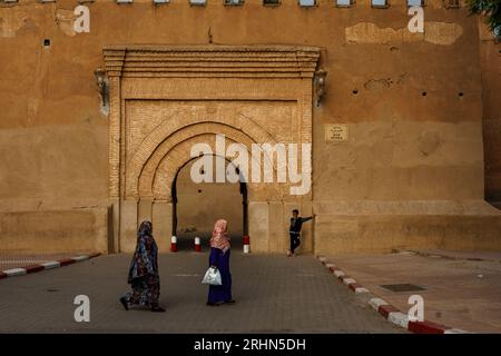 Nord Africa. Marocco. Taroudant. Due donne in un chador di fronte alla porta Bab Sedra delle mura della città Foto Stock
