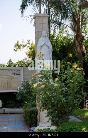 Il Sentiero della coesistenza nel Giardino della Pace di Ghajar (in arabo: غجر, anche Rhadjar), è un villaggio alauita-arabo questo percorso simboleggia i quattro reli locali Foto Stock