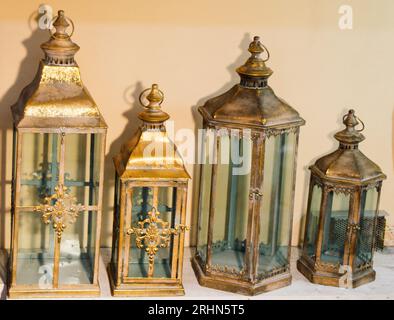 Vecchia lanterna in stile retrò in metallo Foto Stock