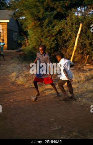 Mangu Village Kenya Boys che giocano a calcio dopo la scuola Foto Stock