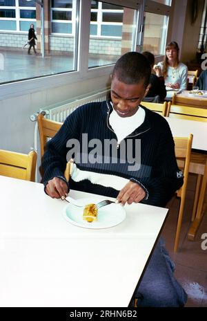 Marcq-en-baroeul France Boy che pranza a mensa Foto Stock