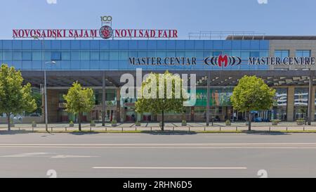 Novi Sad, Serbia - 3 luglio 2023: Ingresso al Centro Congressi Master Building e alla Fiera Expo Vojvodina, soleggiato giorno estivo. Foto Stock