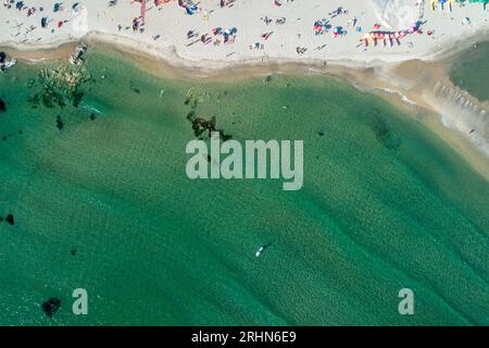 vista aerea zenithal di una spiaggia con le persone che si godono l'estate Foto Stock