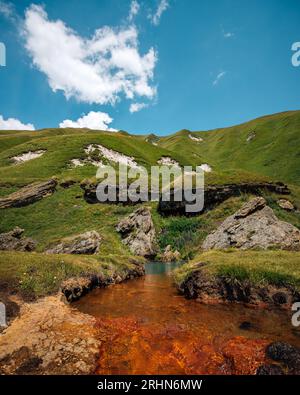 Lago di montagna minerale Abano, estate, Georgia Foto Stock