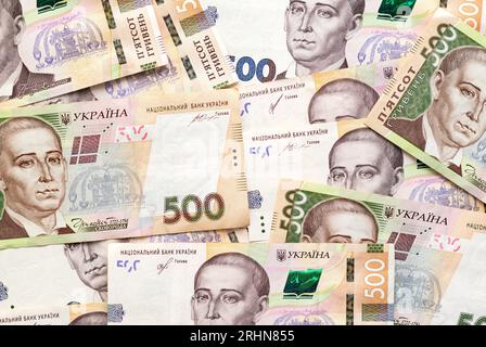 Kiev, Ucraina - 18 agosto 2023: Moneta Ucraina di tagli sparsi. Banconote Hryvnia 500 sfondo. Soldi dell'Ucraina. Foto Stock