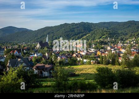 Kroscienko nad Dunajcem, Polonia - 29 luglio 2023: Un panorama della città di Kroscienko vista dal sentiero turistico Trzy Korony. Foto Stock