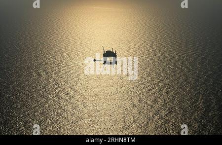 Silhouette di una piattaforma petrolifera nel Golfo del Messico Foto Stock