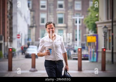 L'AIA - 18/08/2023, il primo ministro uscente Mark Rutte arriva al Binnenhof prima del Consiglio settimanale dei ministri. Il gabinetto uscente si riunirà di nuovo dopo le vacanze estive. ANP PHIL NIJHUIS paesi bassi fuori - belgio fuori Foto Stock