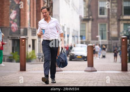 L'AIA - 18/08/2023, il primo ministro uscente Mark Rutte arriva al Binnenhof prima del Consiglio settimanale dei ministri. Il gabinetto uscente si riunirà di nuovo dopo le vacanze estive. ANP PHIL NIJHUIS paesi bassi fuori - belgio fuori Foto Stock