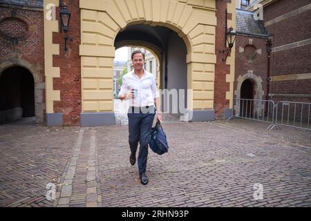 L'AIA - 18/08/2023, il primo ministro uscente Mark Rutte arriva al Binnenhof prima del Consiglio settimanale dei ministri. Il gabinetto uscente si riunirà di nuovo dopo le vacanze estive. ANP PHIL NIJHUIS paesi bassi fuori - belgio fuori Foto Stock