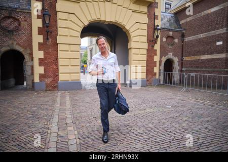 L'AIA - 18/08/2023, il primo ministro uscente Mark Rutte arriva al Binnenhof prima del Consiglio settimanale dei ministri. Il gabinetto uscente si riunirà di nuovo dopo le vacanze estive. ANP PHIL NIJHUIS paesi bassi fuori - belgio fuori Foto Stock
