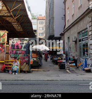 Il mercato alimentare di Pijaca Markale se n'è andato con venditori più piccoli che vendevano prodotti non alimentari in strade strette. Sarajevo, Bosnia ed Erzegovina, 18 agosto 2023. Foto Stock