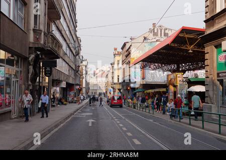 Via a Sarajevo con il mercato alimentare coperto Pijaca Markale, in Bosnia ed Erzegovina, 18 agosto 2023. Foto Stock