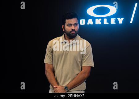 Nuova Delhi, Delhi, India. 18 agosto 2023. Indian Cricketer e capitano dell'Indian Cricket Team, Rohit Sharma, durante un programma di sensibilizzazione sulla cura della vista di Oakley e OneSight EssilorLuxottica Foundation a Gurugram, alla periferia di nuova Delhi, India, il 18 agosto 2023. (Immagine di credito: © Kabir Jhangiani/ZUMA Press Wire) SOLO USO EDITORIALE! Non per USO commerciale! Foto Stock