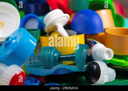 Vari tappi a vite e tappi in plastica per il riciclaggio Foto Stock