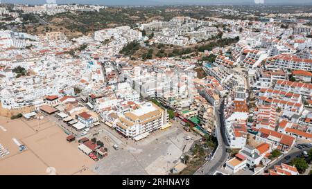Foto aerea della bellissima città di Albufeira in Portogallo che mostra la bella città in una calda giornata estiva con cielo blu in una calda giornata estiva nel s Foto Stock
