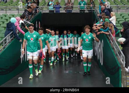 I giocatori irlandesi camminano sul campo durante la Captain's Run all'Aviva Stadium di Dublino. Data immagine: Venerdì 18 agosto 2023. Foto Stock