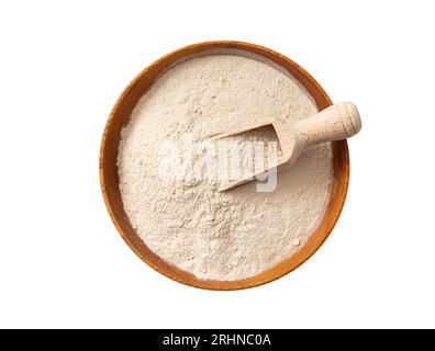 Polvere di farina di buccia di psicllium su recipiente di legno e cucchiaio isolato su sfondo bianco. Benefici per la salute del concetto di farina di Psyllium. Foto Stock