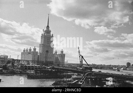 Costruzione del ponte Novoarbatsky. Museo: COLLEZIONE PRIVATA. Autore: Semyon Osipovich Friedland. Foto Stock