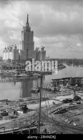 Costruzione del ponte Novoarbatsky. Museo: COLLEZIONE PRIVATA. Autore: Alexander Vasilyevich Ustinov. Foto Stock