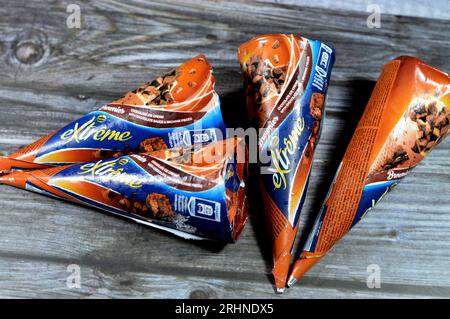 Cairo, Egitto, luglio 27 2023: Cono di gelato al cioccolato Extreme Nestle ricoperto di salsa di cioccolato e brownie in coni di wafer croccanti, sciogliendosi c Foto Stock