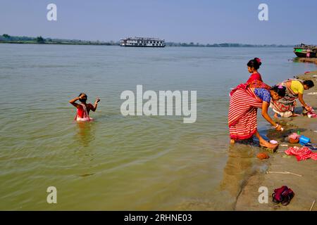 India, Bengala Occidentale, il fiume Hoostly, un affluente del Gange, bagni rituali Foto Stock