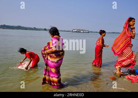 India, Bengala Occidentale, il fiume Hoostly, un affluente del Gange, bagni rituali Foto Stock