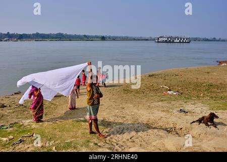 India, Bengala Occidentale, il fiume Hoostly, un affluente del Gange, essiccazione del saris Foto Stock