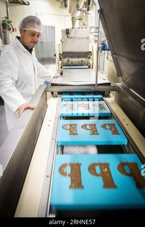 VASI - linea di lettere al cioccolato per la produzione della lettera di cioccolato Droste P Milk Caramel Sea Salt nella fabbrica di cioccolato Droste. Tra le altre cose, le lettere di cioccolato diventeranno più costose a causa degli enormi aumenti di prezzo del cacao e dello zucchero. ANP VINCENT JANNINK netherlands Out - belgium Out Foto Stock