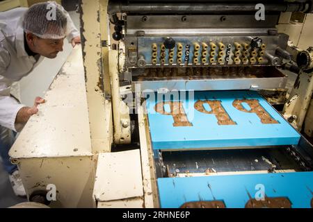 VASI - linea di lettere al cioccolato per la produzione della lettera di cioccolato Droste P Milk Caramel Sea Salt nella fabbrica di cioccolato Droste. Tra le altre cose, le lettere di cioccolato diventeranno più costose a causa degli enormi aumenti di prezzo del cacao e dello zucchero. ANP VINCENT JANNINK netherlands Out - belgium Out Foto Stock