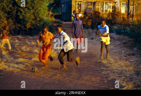 Mangu Village Kenya Boys che giocano a calcio dopo la scuola Foto Stock