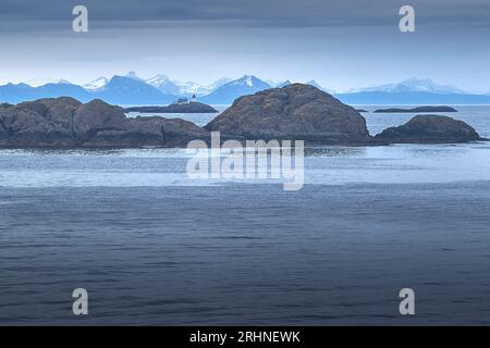 Faro di Moholmen (Moholmen fyr), situato su Una piccola isola o Skerry nel Vestfjorden, Nordland, Norvegia. 9 maggio 2023 Foto Stock