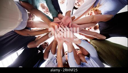 Spirito del team della comunità e coesione. Mani di supporto Foto Stock