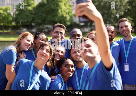 Fai volontariato a persone che scattano foto Selfie. Gruppo felice Foto Stock