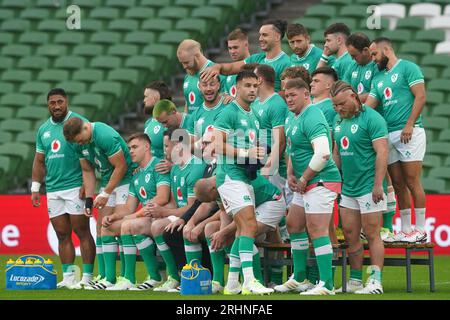 Una foto di gruppo della squadra irlandese durante la Captain's Run all'Aviva Stadium di Dublino. Data immagine: Venerdì 18 agosto 2023. Foto Stock