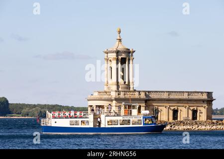 Il Rutland Belle, tour in barca per il prelievo dei passeggeri presso la chiesa parzialmente sommersa di Normanton, Rutland Water, Rutland, Inghilterra Foto Stock