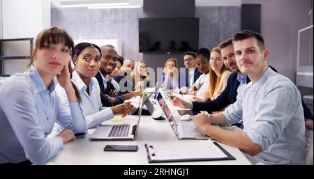 Il gruppo di società multietnica Diverse Busy business persone sedute insieme al tavolo in ufficio Foto Stock