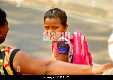 Una madre, che è una donna delle pulizie, lascia sua figlia in una scuola di ONG, Dacca, Bangladesh, il 6 gennaio 2015. Foto Stock