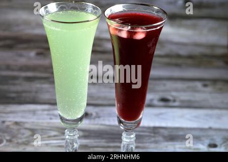 Bevande estive, bibite fresche al limone alla menta, bibite gassate verdi pop, limonata gassata e succo di Roselle fresco refrigerato fatto in casa Foto Stock