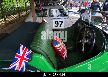 Green 1940s MG nel paddock al Rule Britannia Breakfast Club Meeting per celebrare il Queen's Platinum Jubilee, circuito automobilistico di Goodwood, Regno Unito Foto Stock