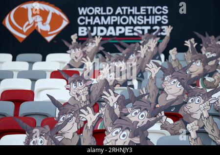 Budapest, Ungheria. 18 agosto 2023. I ritagli in cartone di Youhuu, la mascotte dei Campionati mondiali di atletica leggera, si trovano al National Athletics Center prima dell'inizio dei Campionati mondiali. I Campionati mondiali di atletica leggera di Budapest si terranno a partire dal 19-27 agosto 2023. Crediti: Sven Hoppe/dpa/Alamy Live News Foto Stock