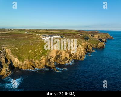 Land's End è un promontorio e complesso turistico e turistico nella parte occidentale della Cornovaglia, in Inghilterra, sulla penisola di Penzance, 13 miglia a sud-ovest. Foto Stock