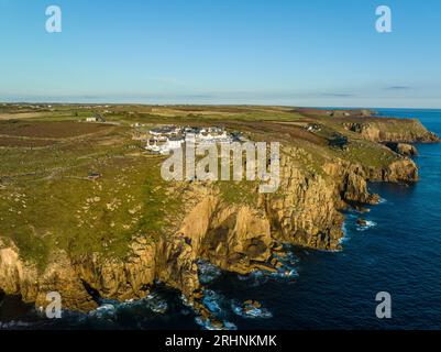 Land's End è un promontorio e complesso turistico e turistico nella parte occidentale della Cornovaglia, in Inghilterra, sulla penisola di Penzance, 13 miglia a sud-ovest. Foto Stock